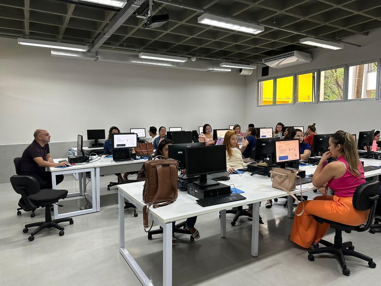 Foto da sala de aula com computadores